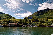 Norvegia, la regione dei fiordi, vedute durante la gita in battello lungo l'Aurlandsfjord e il Noeroyfjord. 